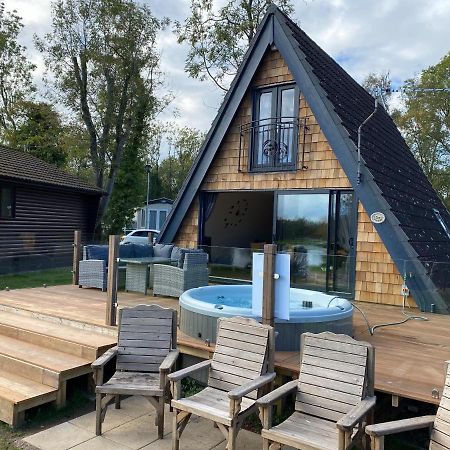 Widgeon Bespoke Cabin Is Lakeside With Private Fishing Peg, Hot Tub Situated At Tattershall Lakes Country Park Dış mekan fotoğraf