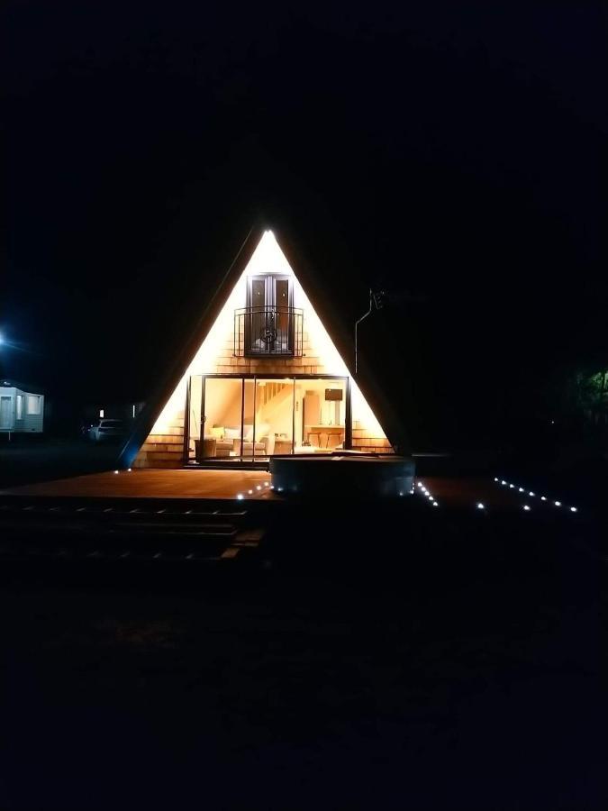 Widgeon Bespoke Cabin Is Lakeside With Private Fishing Peg, Hot Tub Situated At Tattershall Lakes Country Park Dış mekan fotoğraf