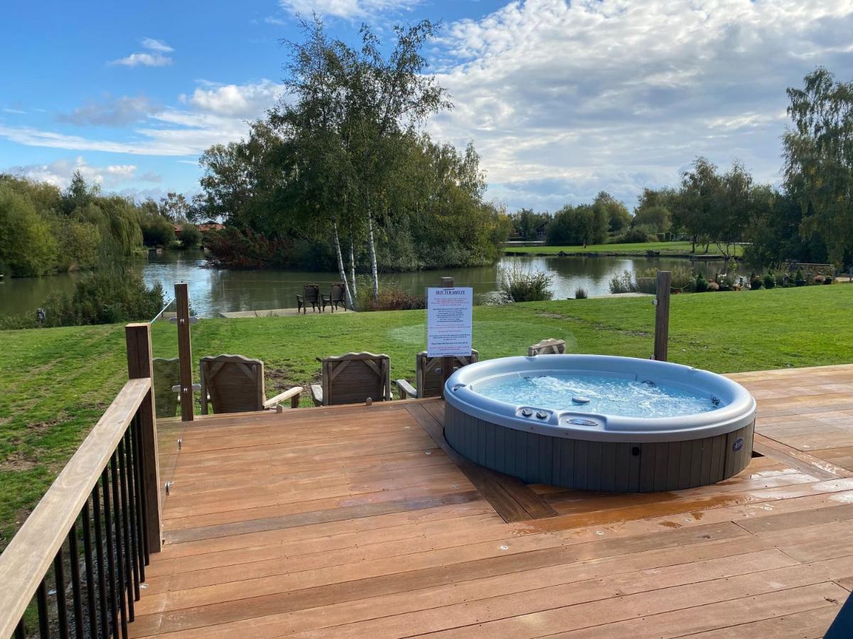 Widgeon Bespoke Cabin Is Lakeside With Private Fishing Peg, Hot Tub Situated At Tattershall Lakes Country Park Dış mekan fotoğraf