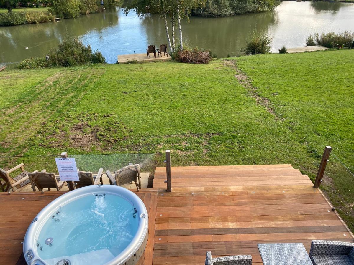 Widgeon Bespoke Cabin Is Lakeside With Private Fishing Peg, Hot Tub Situated At Tattershall Lakes Country Park Dış mekan fotoğraf