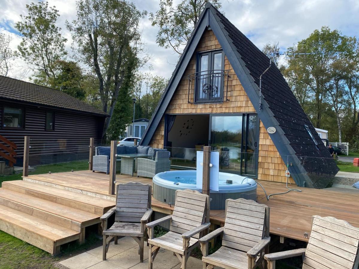 Widgeon Bespoke Cabin Is Lakeside With Private Fishing Peg, Hot Tub Situated At Tattershall Lakes Country Park Dış mekan fotoğraf
