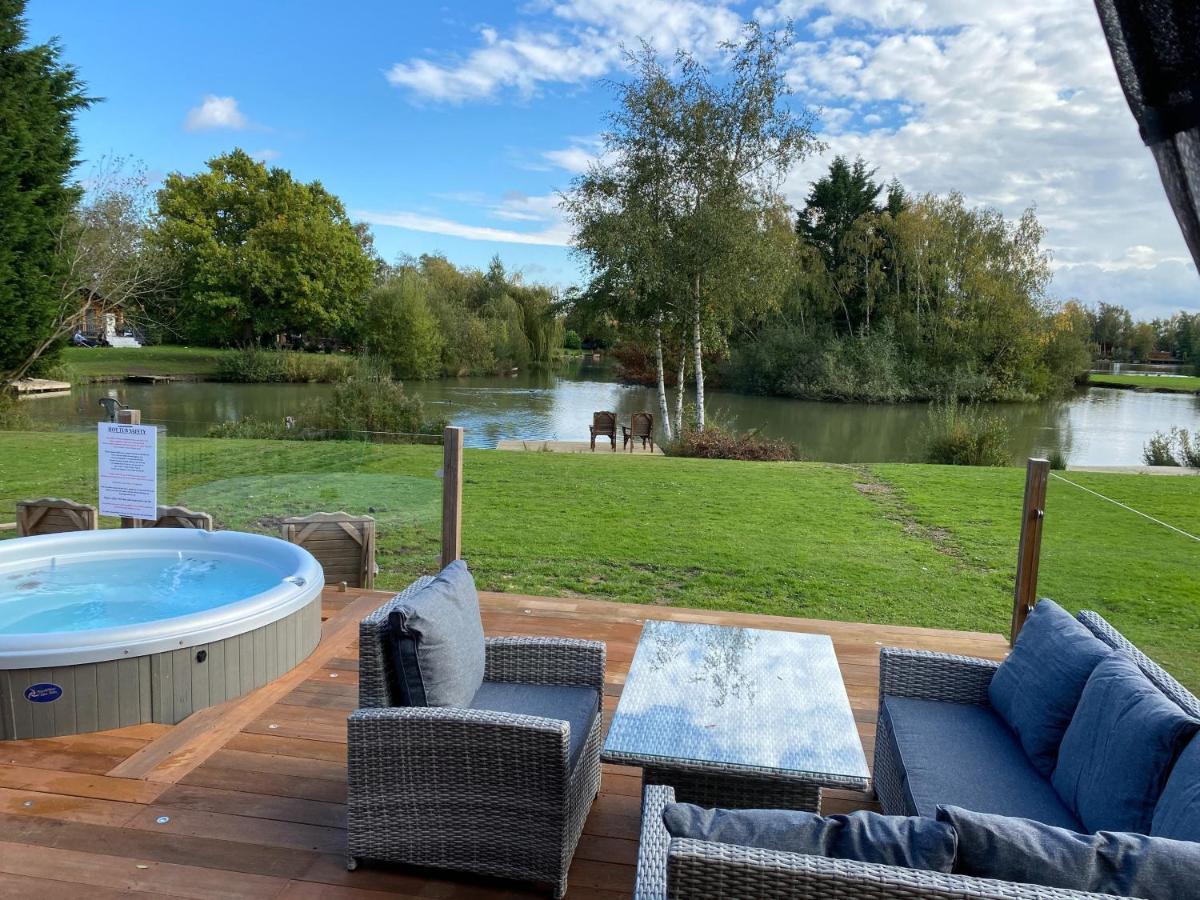 Widgeon Bespoke Cabin Is Lakeside With Private Fishing Peg, Hot Tub Situated At Tattershall Lakes Country Park Dış mekan fotoğraf