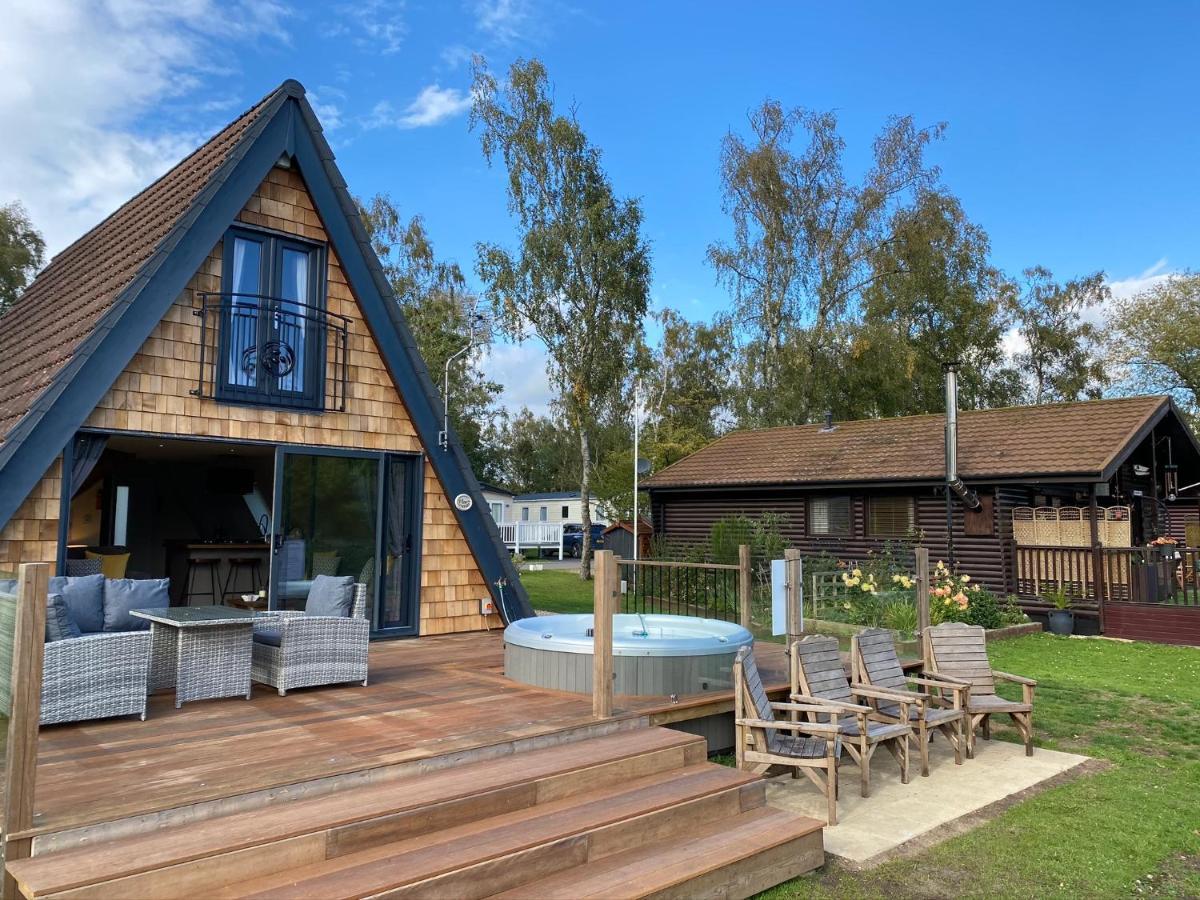 Widgeon Bespoke Cabin Is Lakeside With Private Fishing Peg, Hot Tub Situated At Tattershall Lakes Country Park Dış mekan fotoğraf