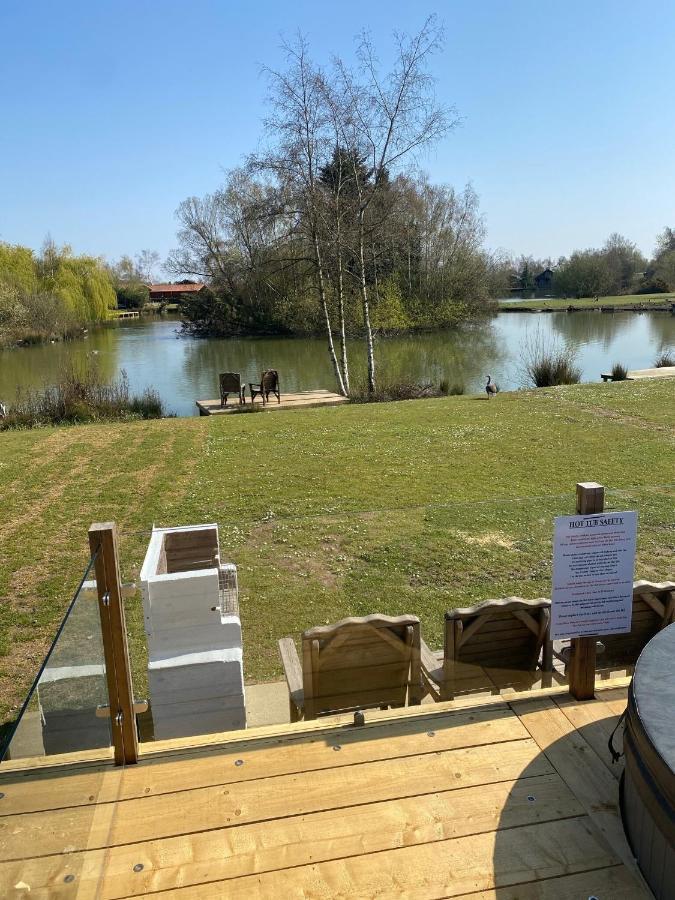 Widgeon Bespoke Cabin Is Lakeside With Private Fishing Peg, Hot Tub Situated At Tattershall Lakes Country Park Dış mekan fotoğraf